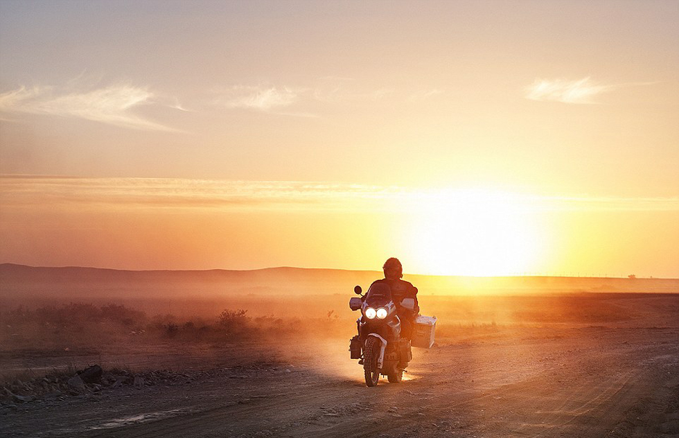 彼得·格里明科在哈薩克斯坦公路上騎行。（網(wǎng)頁(yè)截圖）