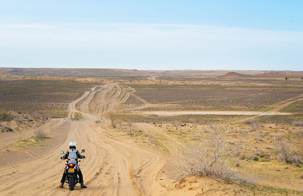 在3個(gè)月中，夫婦倆從阿姆斯特丹到達(dá)蒙古，途中經(jīng)過(guò)16個(gè)國(guó)家。