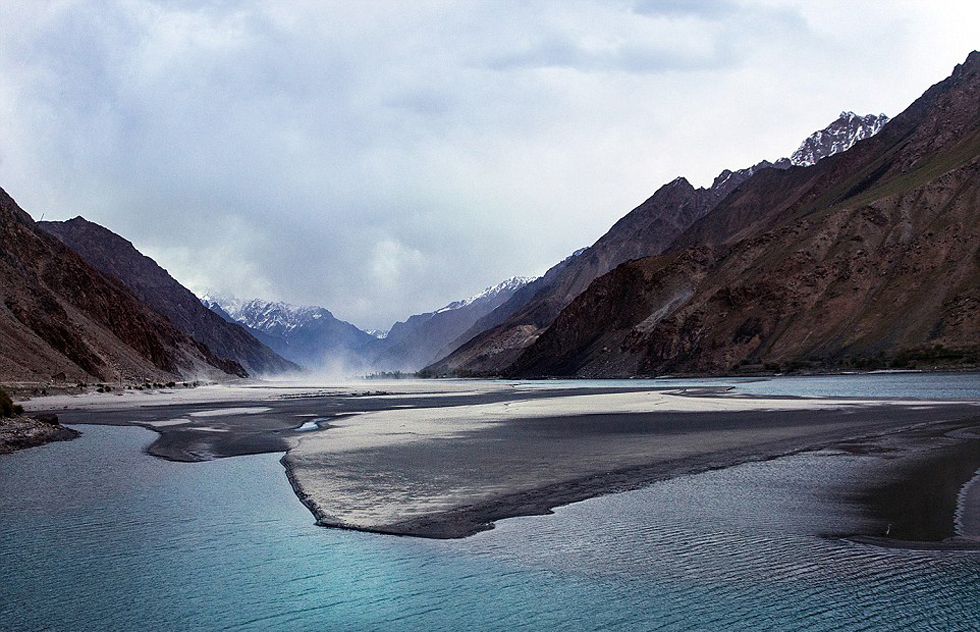 夫婦倆穿越東歐到達(dá)亞洲，沿途拍攝到許多美景。