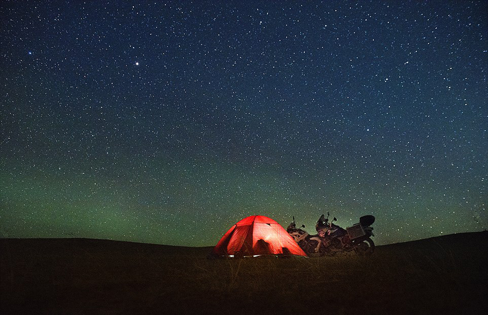 他們?cè)庥錾硥m暴和嚴(yán)寒，且數(shù)天無(wú)法洗澡。