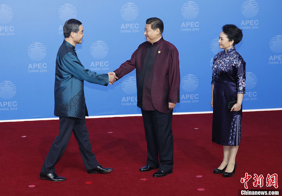 圖為習(xí)近平夫婦歡迎中國香港特別行政區(qū)行政長官梁振英。中新社發(fā) 杜洋 攝