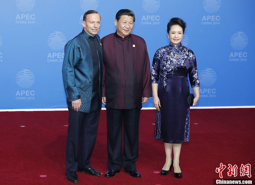 圖為習(xí)近平夫婦歡迎澳大利亞總理阿博特。中新社發(fā) 杜洋 攝