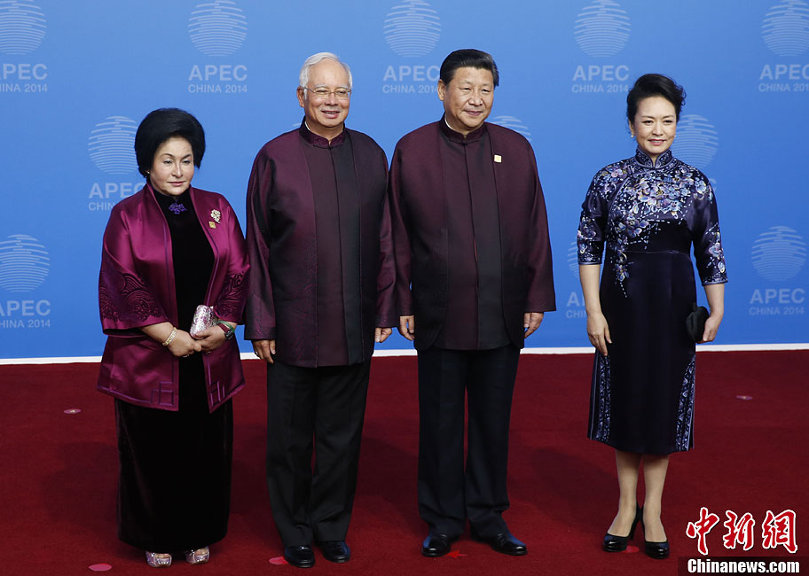 圖為習(xí)近平夫婦歡迎馬來西亞總理納吉布夫婦。中新社發(fā) 杜洋 攝