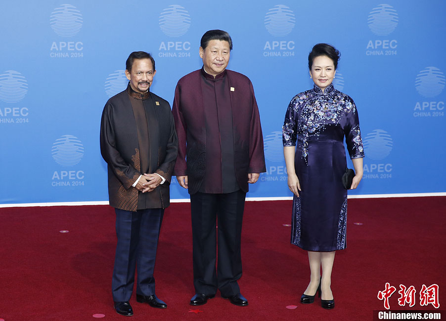 圖為習(xí)近平夫婦歡迎文萊蘇丹哈桑納爾。中新社發(fā) 杜洋 攝