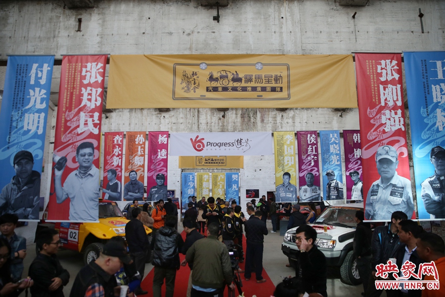 11月11日，河南30年賽車(chē)歷程《賽車(chē)手眼里的世界》攝影展開(kāi)展。