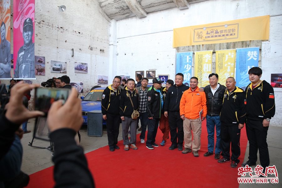 新老賽車(chē)手歡聚一堂。