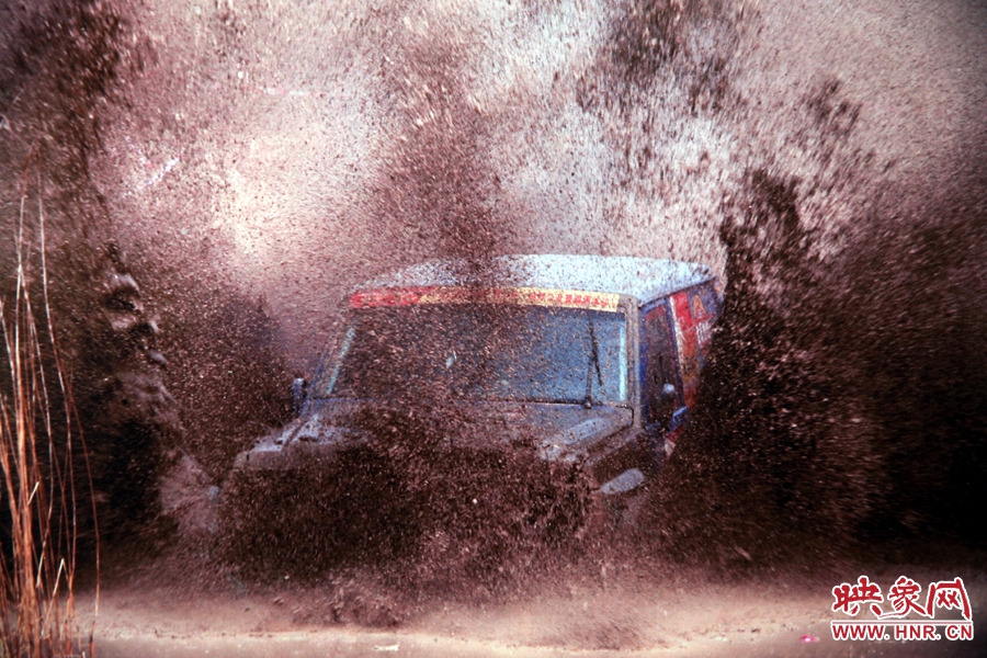 賽車(chē)的世界、更是男人的世界。圖為部分參展攝影作品。