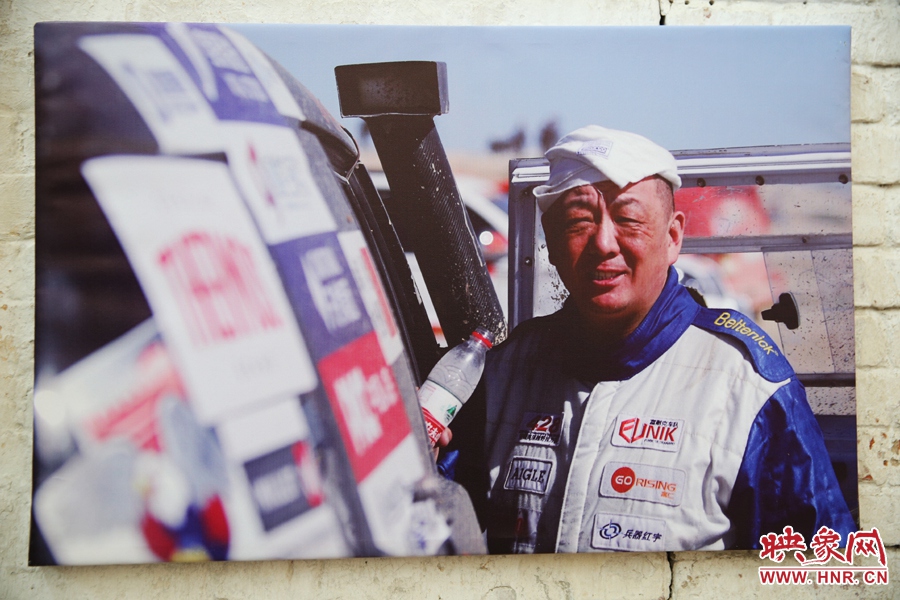 賽車(chē)的世界、更是男人的世界。圖為部分參展攝影作品。