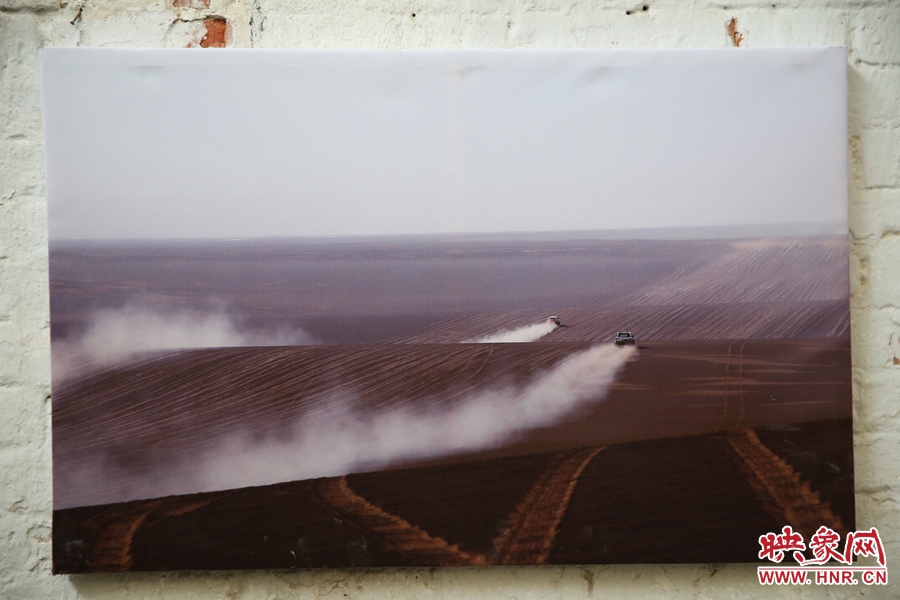 賽車(chē)的世界、更是男人的世界。圖為部分參展攝影作品。