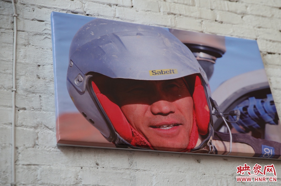 賽車(chē)的世界、更是男人的世界。圖為部分參展攝影作品。