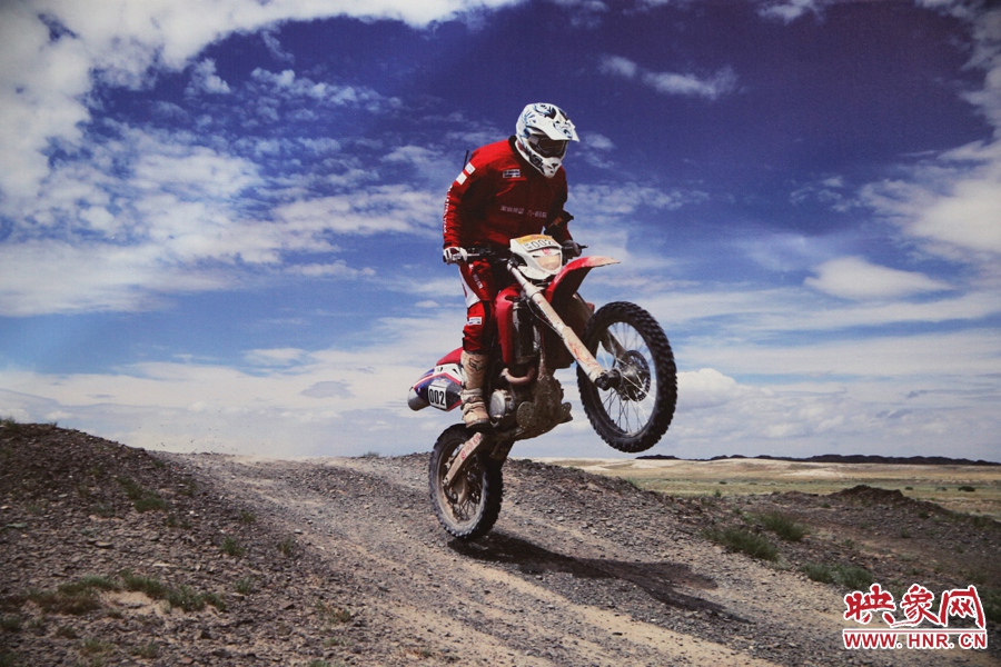 賽車(chē)的世界、更是男人的世界。圖為部分參展攝影作品。