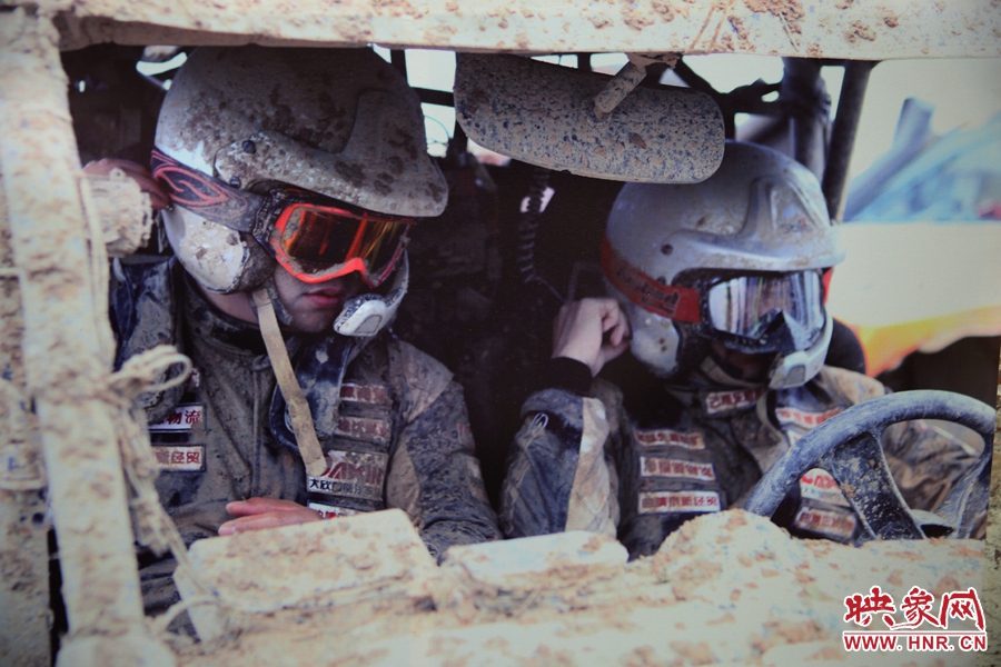 賽車(chē)的世界、更是男人的世界。圖為部分參展攝影作品。