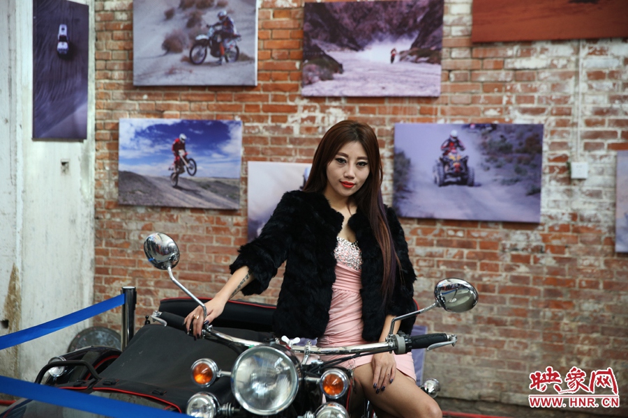 姐是車(chē)模，賽車(chē)的車(chē)。