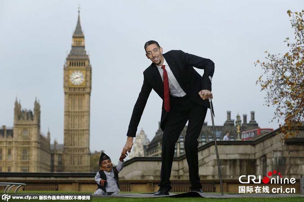 當(dāng)?shù)貢r(shí)間2014年11月13日，英國倫敦，世界上最矮的男子錢德拉·巴哈杜爾·唐吉與世界上最高的男子蘇