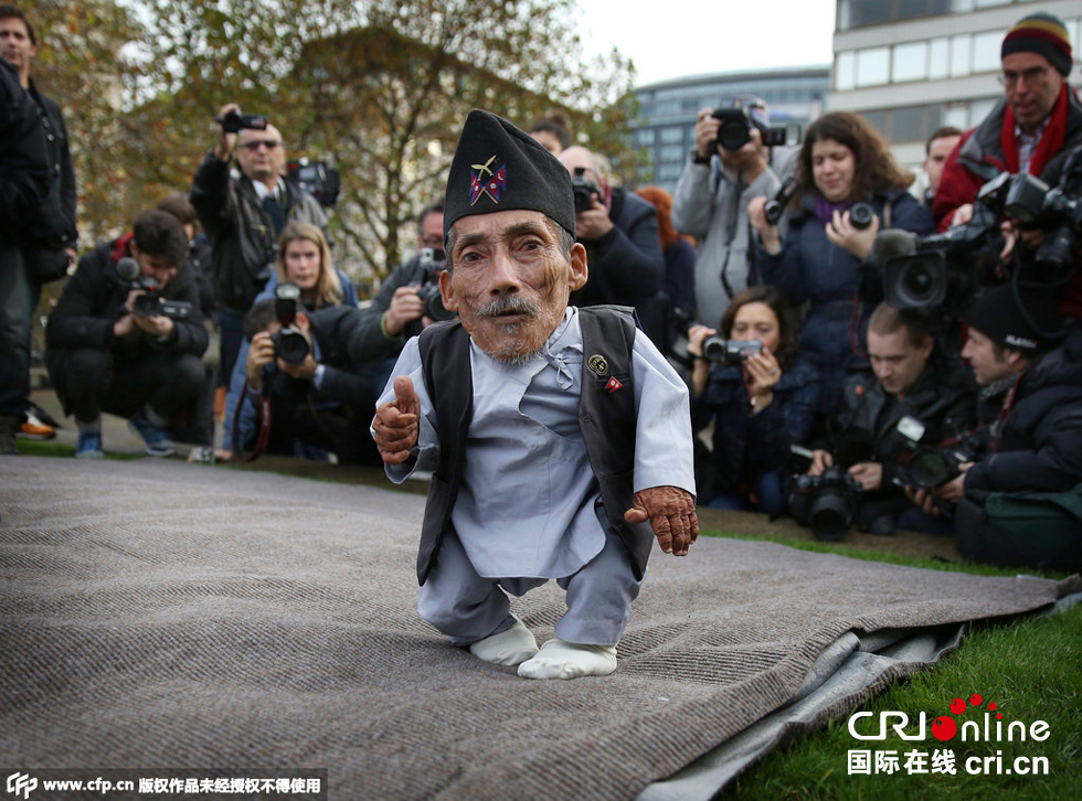 當(dāng)?shù)貢r(shí)間2014年11月13日，英國倫敦，世界上最矮的男子錢德拉·巴哈杜爾·唐吉與世界上最高的男子蘇