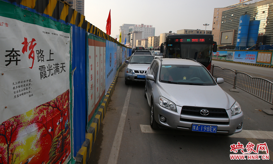 每條路的路口都?jí)嚎s成雙車道，大大減緩了汽車通行速度