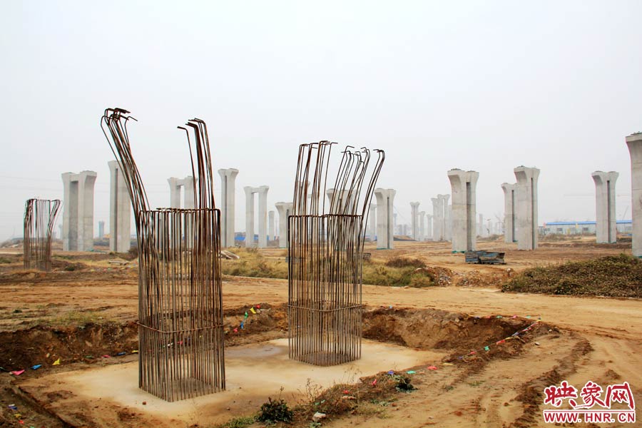 位于鄭州市南四環(huán)的京廣快速路南延工程已經(jīng)停工數(shù)月，現(xiàn)場(chǎng)幾百根橋墩已經(jīng)架起，場(chǎng)面甚是“震撼”。