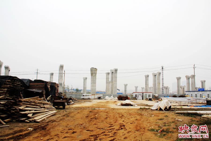 項(xiàng)目已經(jīng)停工數(shù)月，施工工地上很難見到工人，設(shè)備也很少。