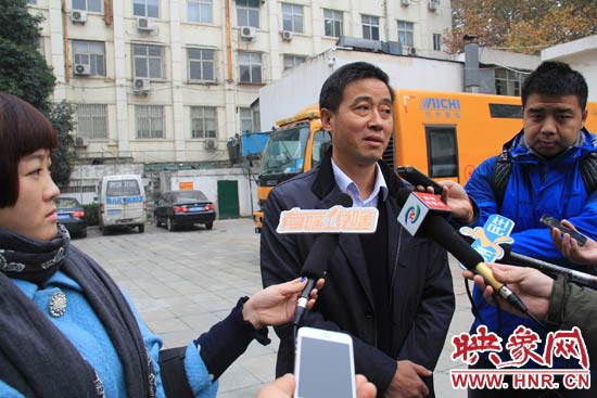 鄭州城市管理局行政執(zhí)法監(jiān)察支隊(duì)二大隊(duì)副大隊(duì)長杜陸水就“河南省人民會(huì)堂違法戶外廣告”一事，接受媒體采訪