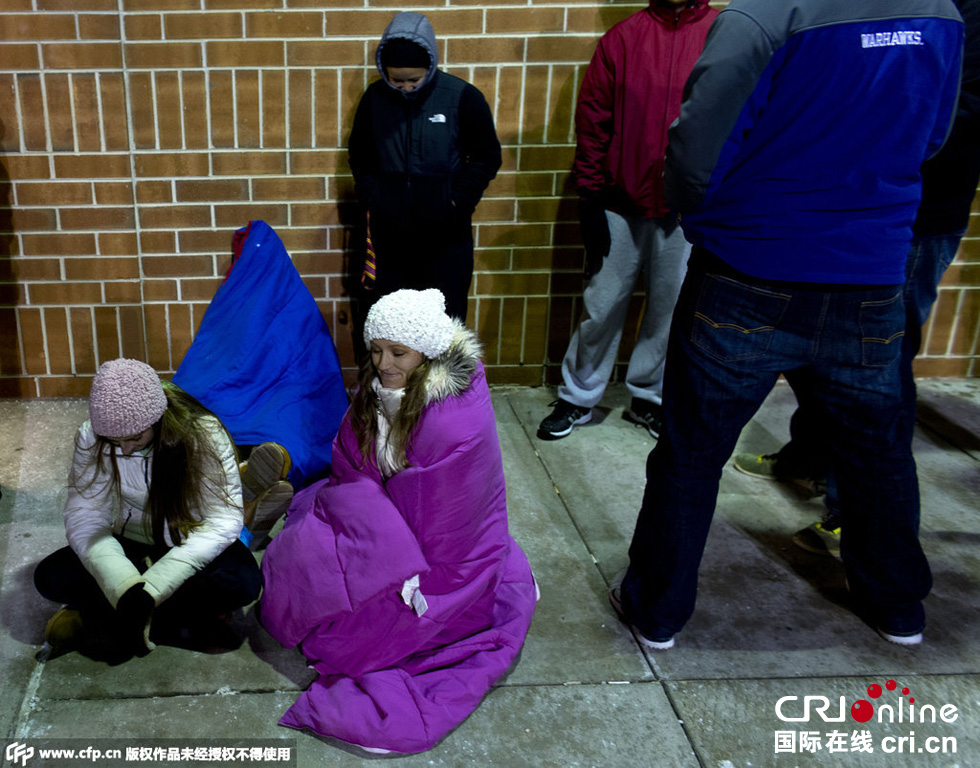 美國(guó)“黑色星期五”促銷(xiāo)啟動(dòng) 民眾深夜宿營(yíng)排隊(duì)搶購(gòu)