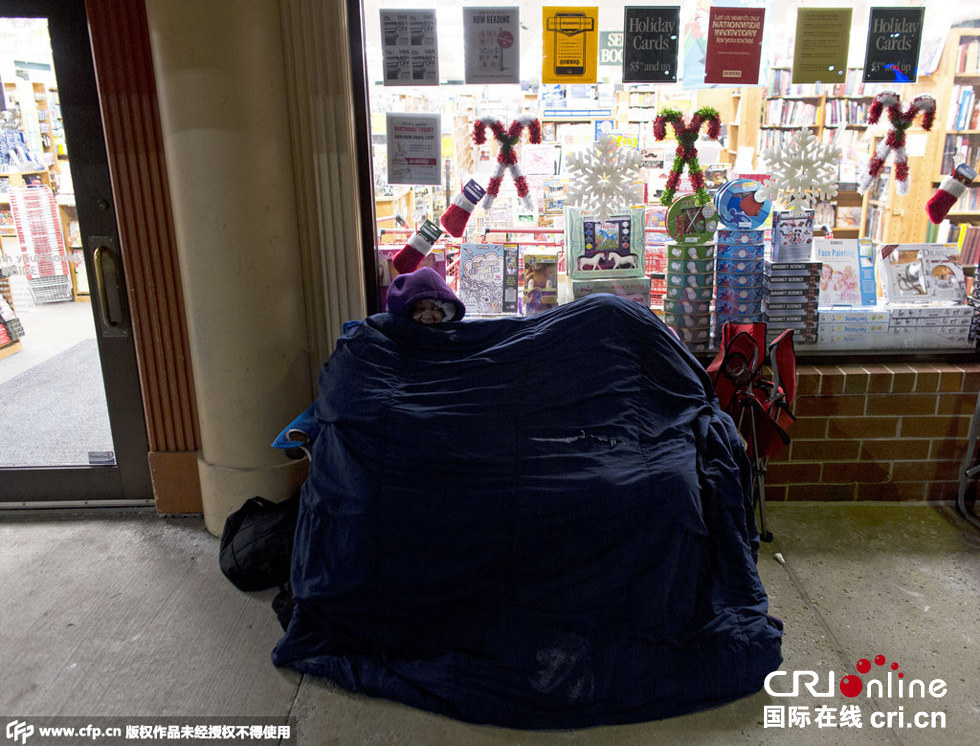 美國(guó)“黑色星期五”促銷(xiāo)啟動(dòng) 民眾深夜宿營(yíng)排隊(duì)搶購(gòu)