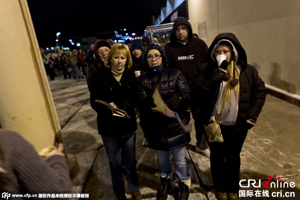 美國(guó)“黑色星期五”促銷(xiāo)啟動(dòng) 民眾深夜宿營(yíng)排隊(duì)搶購(gòu)