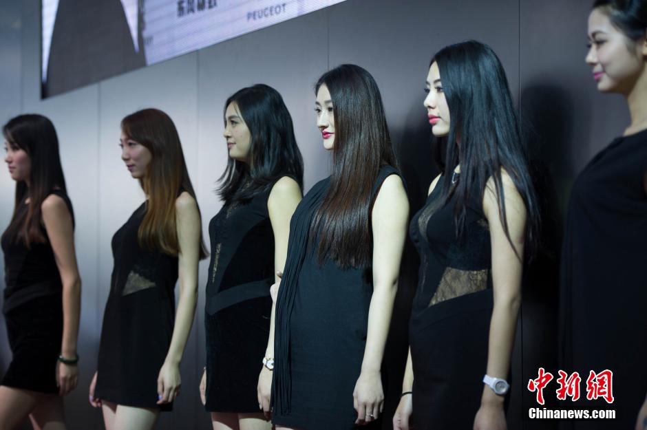 靚麗的車(chē)模依舊是車(chē)展上的一道風(fēng)景線