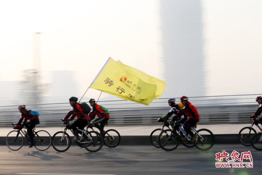 獻愛心、騎行天下，映象網(wǎng)騎行車友樂翻天