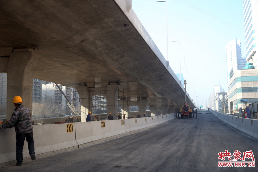 由西向東方向，嵩山南路出口以東，仍在緊張施工中。