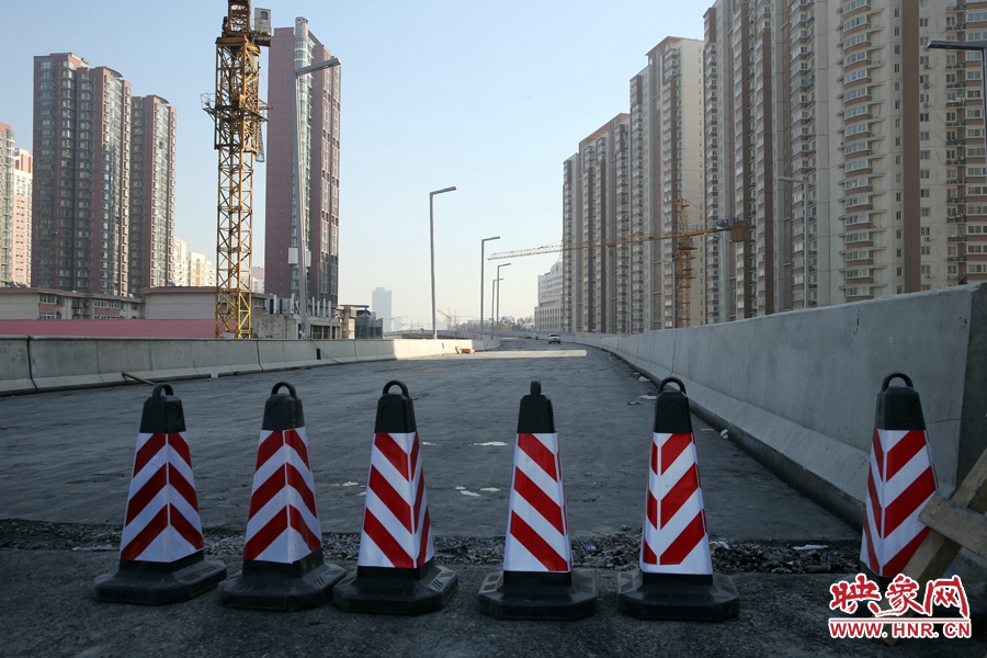 由西向東方向，嵩山南路出口以東，仍在緊張施工中。