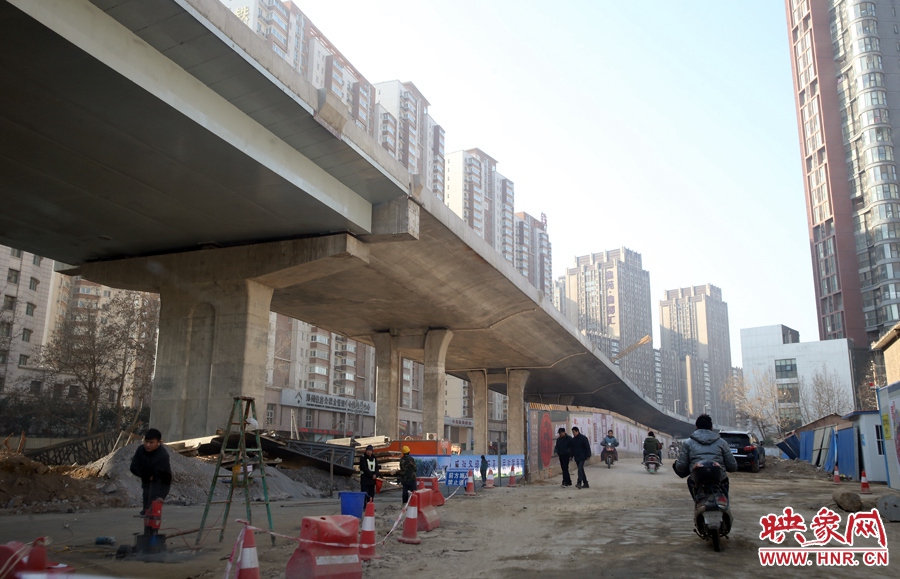 由西向東方向，嵩山南路出口以東，仍在緊張施工中。