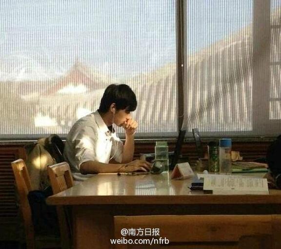 北大圖書(shū)館男神走紅 網(wǎng)友直呼“求交往”