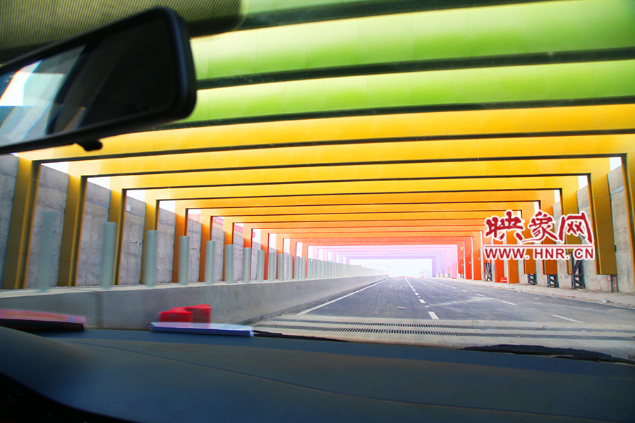 出隧道光線變化由暗到明。