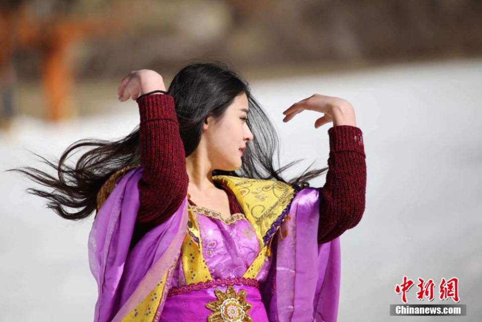 中西合璧現(xiàn)身滑雪場(chǎng)引圍觀(guān)