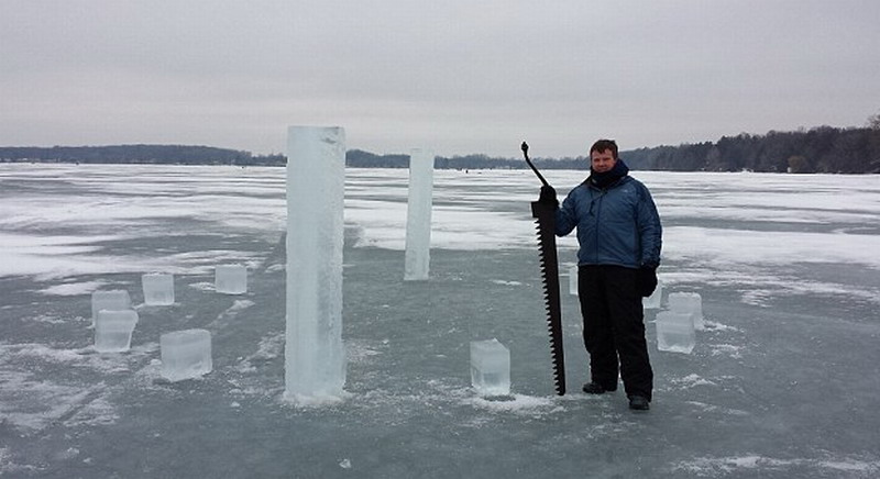　這5名美國人使用鏈鋸和冰刀切割冰塊，用了2周時間才建成巨大的冰柱巨石陣。（網(wǎng)頁截圖）