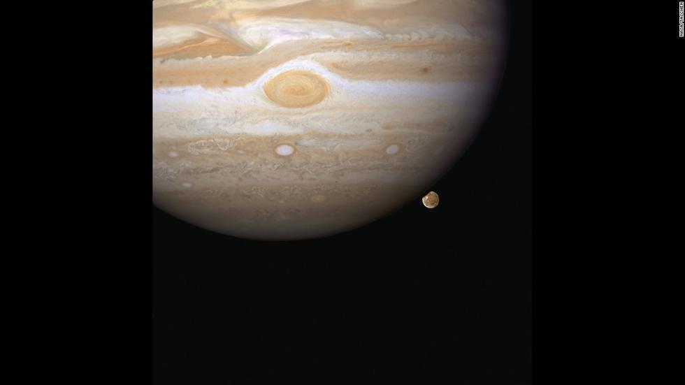 位于地球大氣層外的哈勃望遠(yuǎn)鏡能給人類來更清楚的太空圖像。