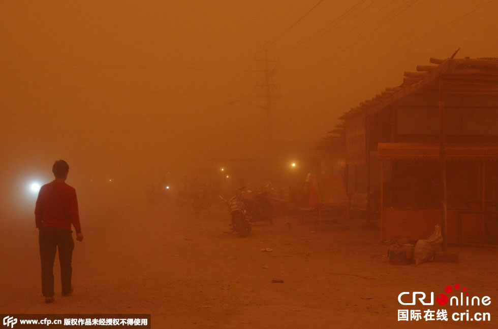 巴扎上的車輛紛紛打開(kāi)車燈。