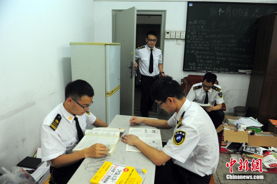 武漢高?！皠?lì)志保安團(tuán)” 集體考上研究生