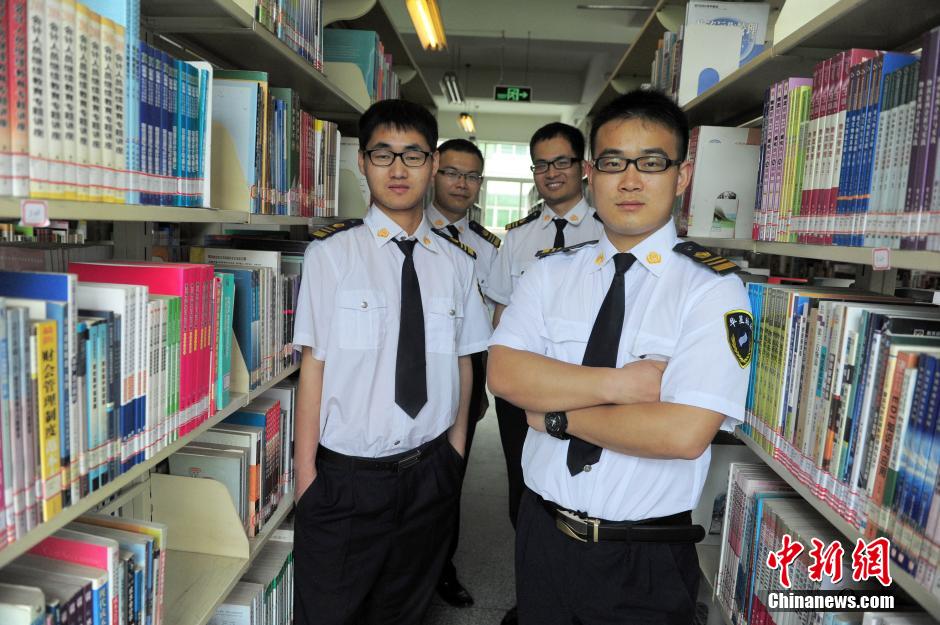 　5月8日，武漢輕工大學(xué)圖書館保安吳濤、江力、黃凱、萬文杰。中新社發(fā) 張暢 攝