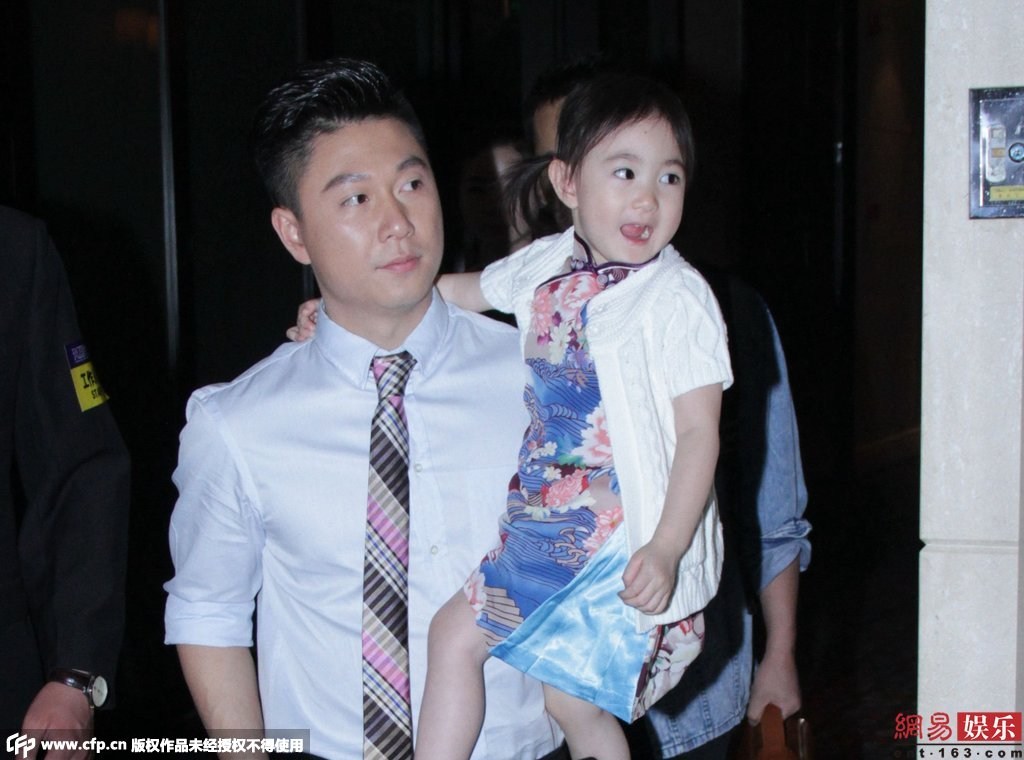 女兒奧莉身穿花旗袍配白色外套，還不停做表情賣萌搶鏡。