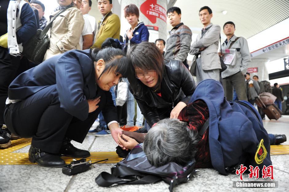 74歲老太地鐵站臺(tái)摔倒稱“有老保，不訛人”