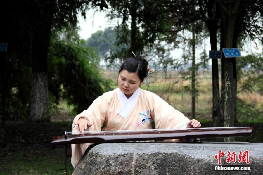 圖為在校園里撫琴的胡雅潔。