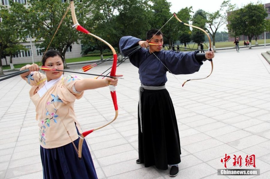 圖為課余練習(xí)射箭的“神雕俠侶”胡雅潔和胡默齋。