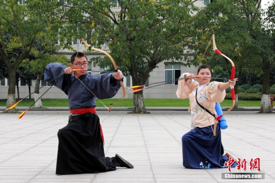 圖為課余練習(xí)射箭的“神雕俠侶”胡雅潔和胡默齋。