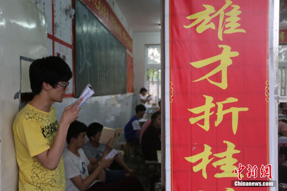 河南考生備戰(zhàn)高考 標(biāo)語口號(hào)貼滿教室