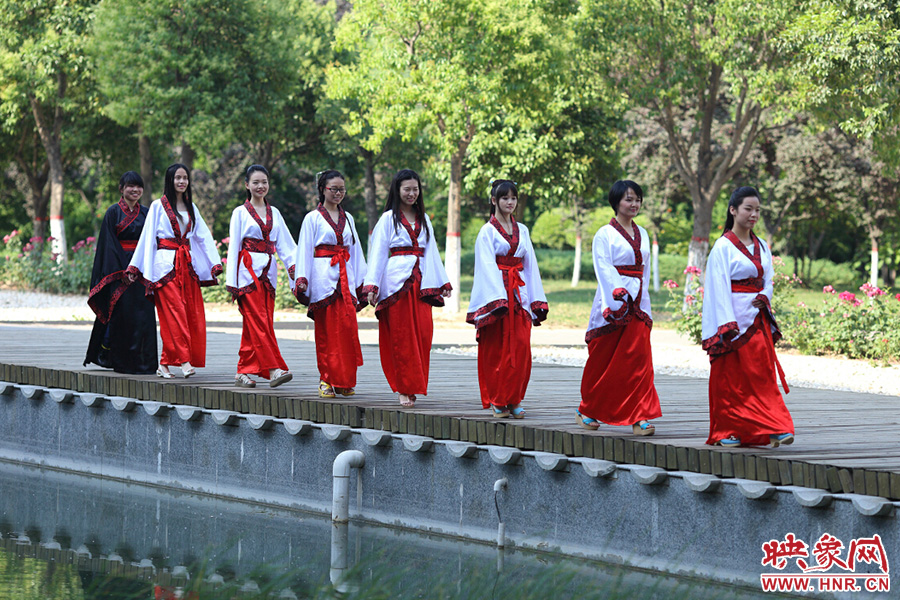 在校園里再走走，下次又不知道是何年何時(shí)。