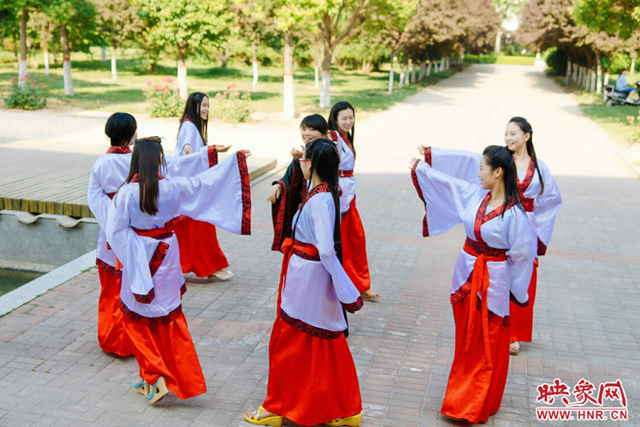 走遍校園的每個(gè)角落，只為你能盡可能將有關(guān)的記憶都帶走。