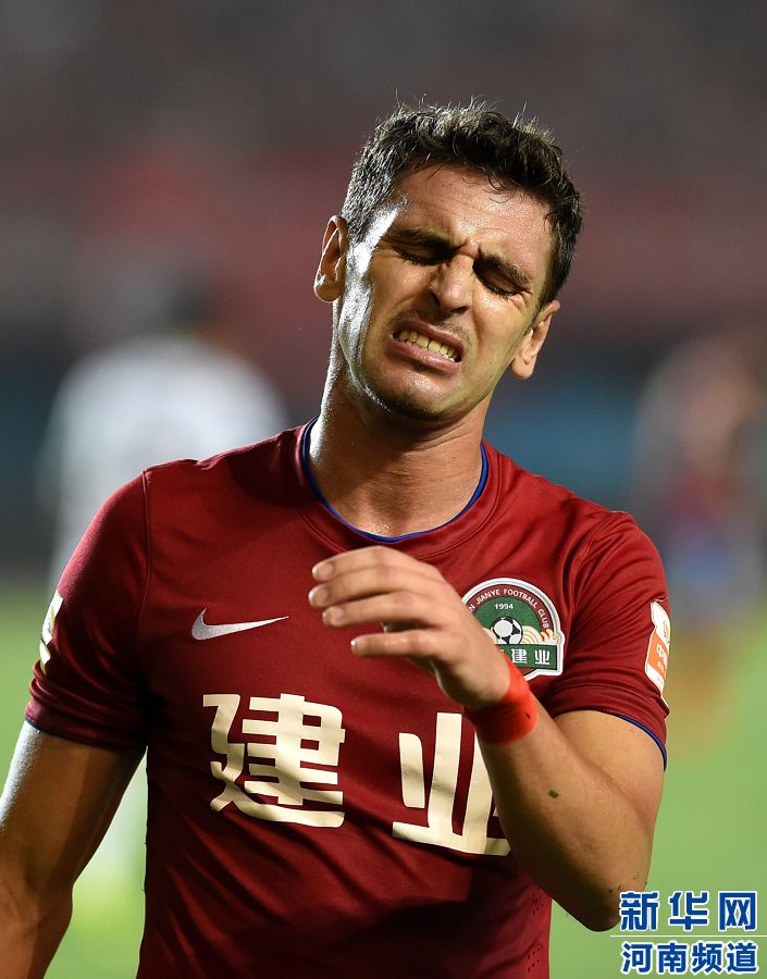 7月19日，河南建業(yè)隊(duì)球員伊沃錯(cuò)失破門機(jī)會(huì)。新華社記者李博攝