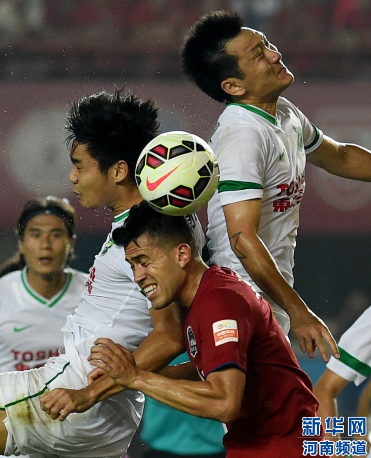 7月19日，河南建業(yè)隊(duì)球員哈維爾（右二）在比賽中與對(duì)手爭(zhēng)搶頭球。