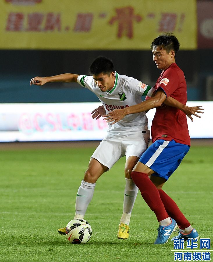 7月19日，杭州綠城隊(duì)球員黃希揚(yáng)（左）在比賽中控球。